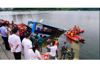 贵州公交坠湖，21人遇难，有限元分析汽车落水受力情况